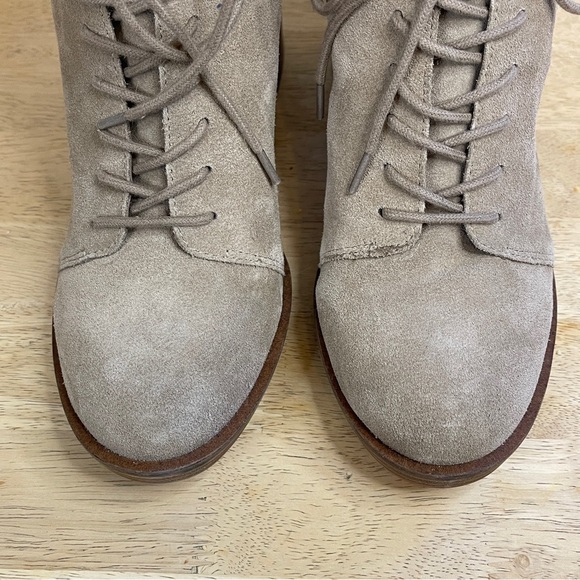 Vince Camuto Kymra Suede Neutral Taupe Heeled Boots Ankle Booties Size 9.5 - Picture 7 of 16